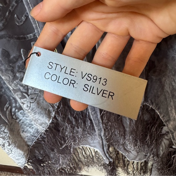 Janika Designs Grey silk velvet shawl with fringe - Picture 11 of 12